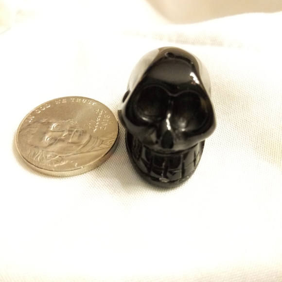 SOLD on m e r c a r i .Mini black obsidion skull - Picture 2 of 8